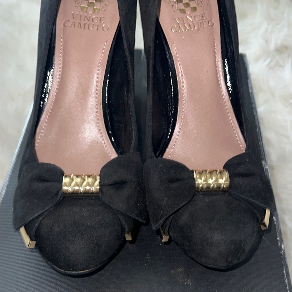 Vince Camuto Black Heels with Gold Bow Detail - Picture 3 of 11